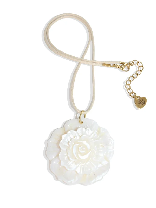 Necklace with Engraved Charm for Personal Touch-Lei Shell Necklace